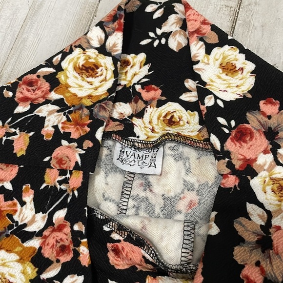 Vamp Floral High Waisted Shorts - Picture 4 of 7